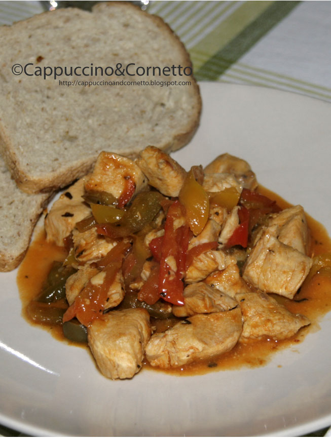 Bocconcini di pollo con salsa di peperoni stufati