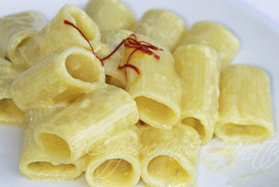 Mezze maniche con crema di formaggi e pistilli di zafferano
