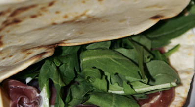 Piadina crudo, rucola e squaquerone