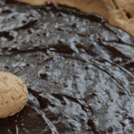 Guscio di frolla ripieno di crema fondente e amaretti