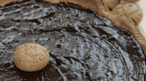 Guscio di frolla ripieno di crema fondente e amaretti