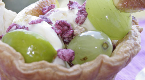 Gelato in coppe di sfoglia con fichi e uva caramellati