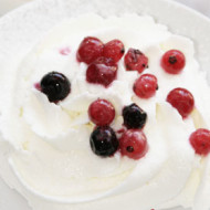 Mini Pavlove ai frutti di bosco