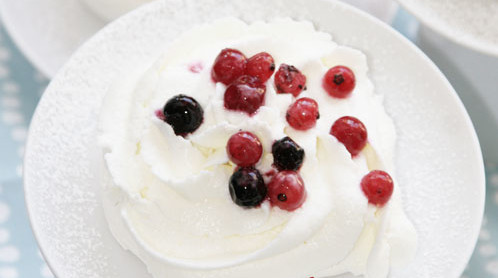 Mini Pavlove ai frutti di bosco