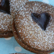 Biscotti al grano saraceno con cuore di confettura rossa