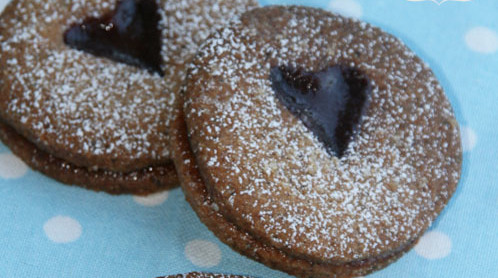 Biscotti al grano saraceno con cuore di confettura rossa