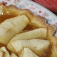 Crostatine di pasta sucrèe con marmellata di albicocche e fettine di mele