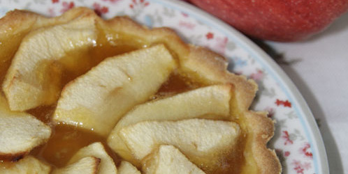 Crostatine di pasta sucrèe con marmellata di albicocche e fettine di mele