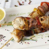 Spiedoni di carne con salsa alle noci