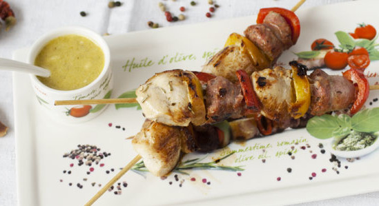 Spiedoni di carne con salsa alle noci