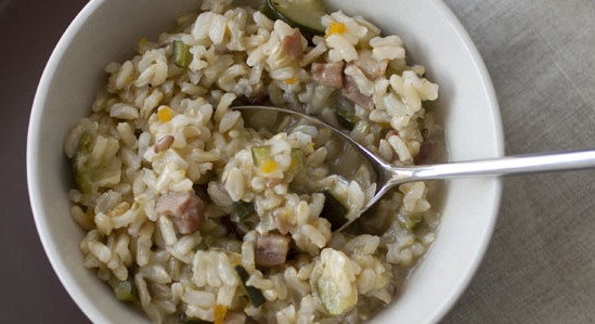 Riso integrale con pancetta e zucchine