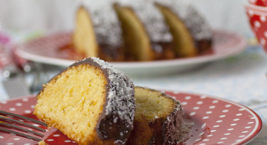 Dolce al cocco con glassa al cioccolato