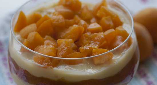 Dessert di albicocche in coppe