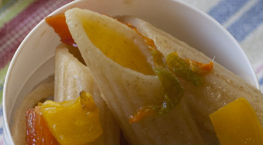 Penne integrali con fiori di zucca, peperoni e alici