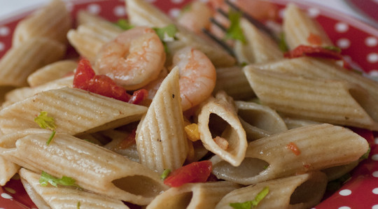 Pasta integrale con gamberetti e verdure