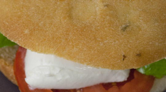 Focaccine alle erbe con acqua di governo delle mozzarelle