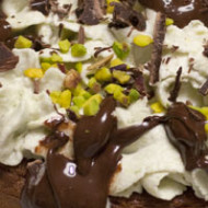 Torta a strati con panna, pistacchio e cioccolato
