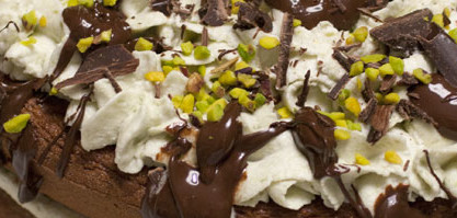 Torta a strati con panna, pistacchio e cioccolato