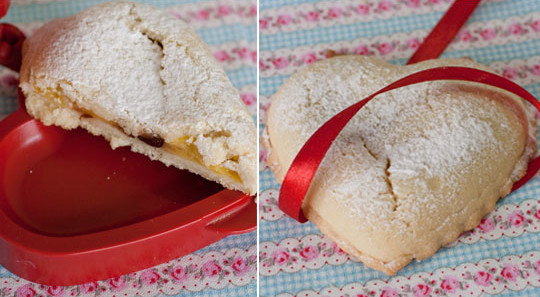 Cuori di frolla con ripieno di crema pasticcera e visciole