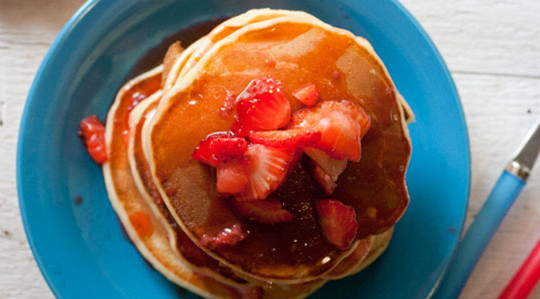 Pancakes allo yogurt con sciroppo di fragole