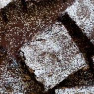 Brownies al cioccolato con noci, mandorle e nocciole