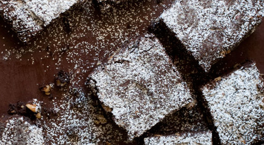 Brownies al cioccolato con noci, mandorle e nocciole