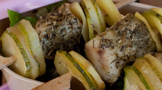 Spiedini di nasello con patate e zucchine