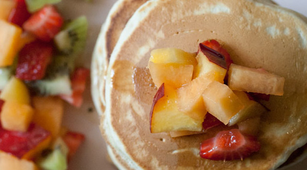 Pancakes alla vaniglia con macedonia di frutta fresca