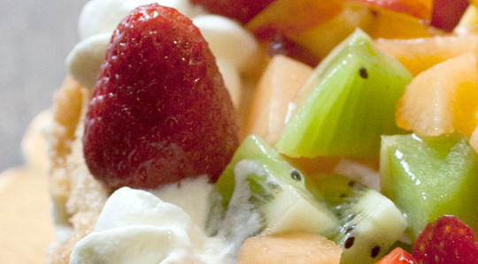 Trionfo di frutta: pan di spagna,bavarese alla vaniglia e frutta fresca