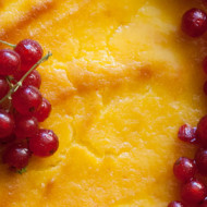 Crostata con crema da forno e ribes rossi