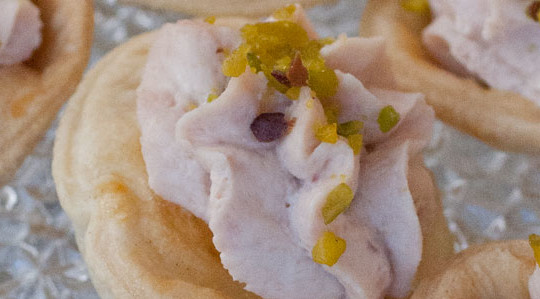 Mignon con mousse di mortadella, ricotta di bufala e pistacchi