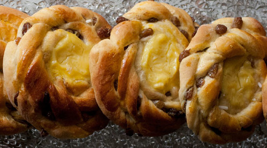 Torciglioni di brioche con ripieno di uvetta e cannella… e crema!
