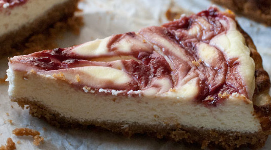 Cheesecake variegata alle susine rosse