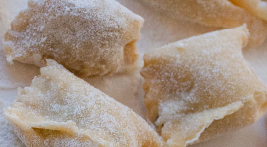 Raviole del plin in brodo di pollo