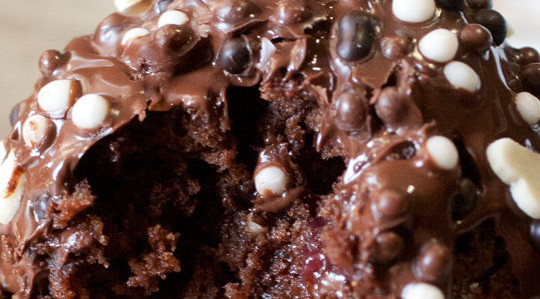 Mini tortine alle mandorle con marmellata e cioccolato fondente