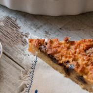 Torta di pane raffermo con prugne e mandorle