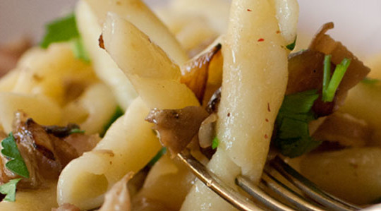Fusilli fatti a mano con finferli e pancetta