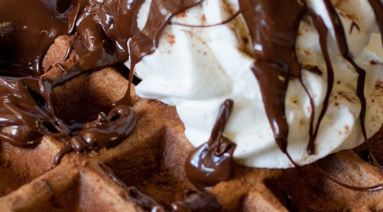 Waffles al cacao con panna e cioccolato fondente