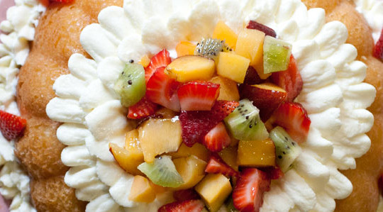 Babà al limoncello con crema al mascarpone e frutta fresca