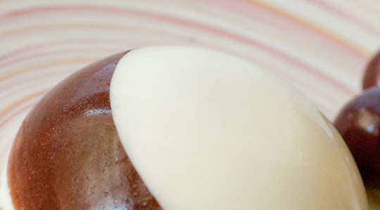Semisfere di panna cotta con gelatina di ciliegie