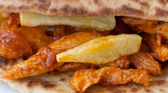 Piadina con pollo alla birra e patatine fritte