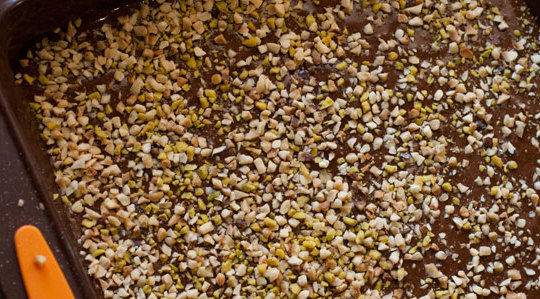 Brownies al cioccolato con granella di nocciola e pistacchio