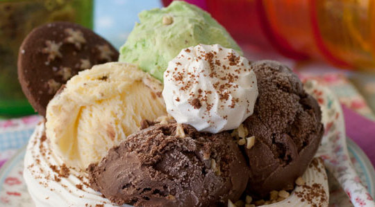 Nidi di meringa con gelato al Pan di Stelle