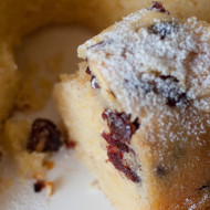 Ciambella soffice con cranberry e cioccolato bianco
