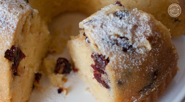 Ciambella soffice con cranberry e cioccolato bianco