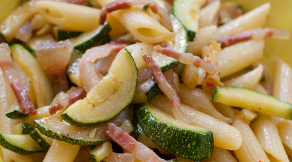 Penne rigate con zucchine e pancetta calabra dop