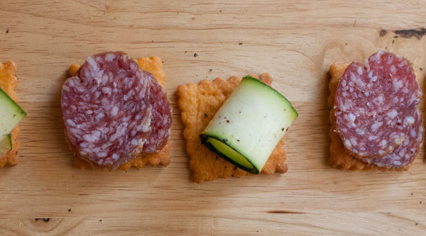 Crackers al pomodoro con salame cacciatore dop e zucchine marinate al limone e menta