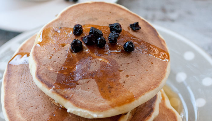 Pancakes allo yogurt con mirtilli essiccati