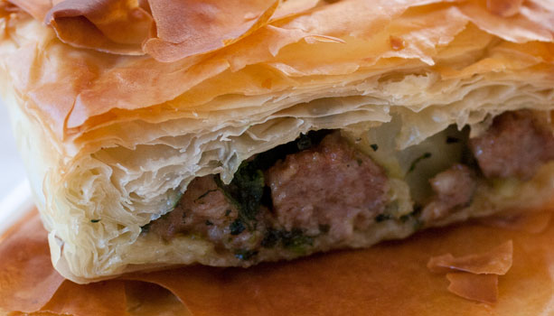Torta rustica con pasta phyllo, spinaci, salsiccia e gruyère svizzero