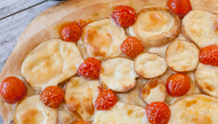Pizza con provola,pomodoro pachino e birra doppio malto!